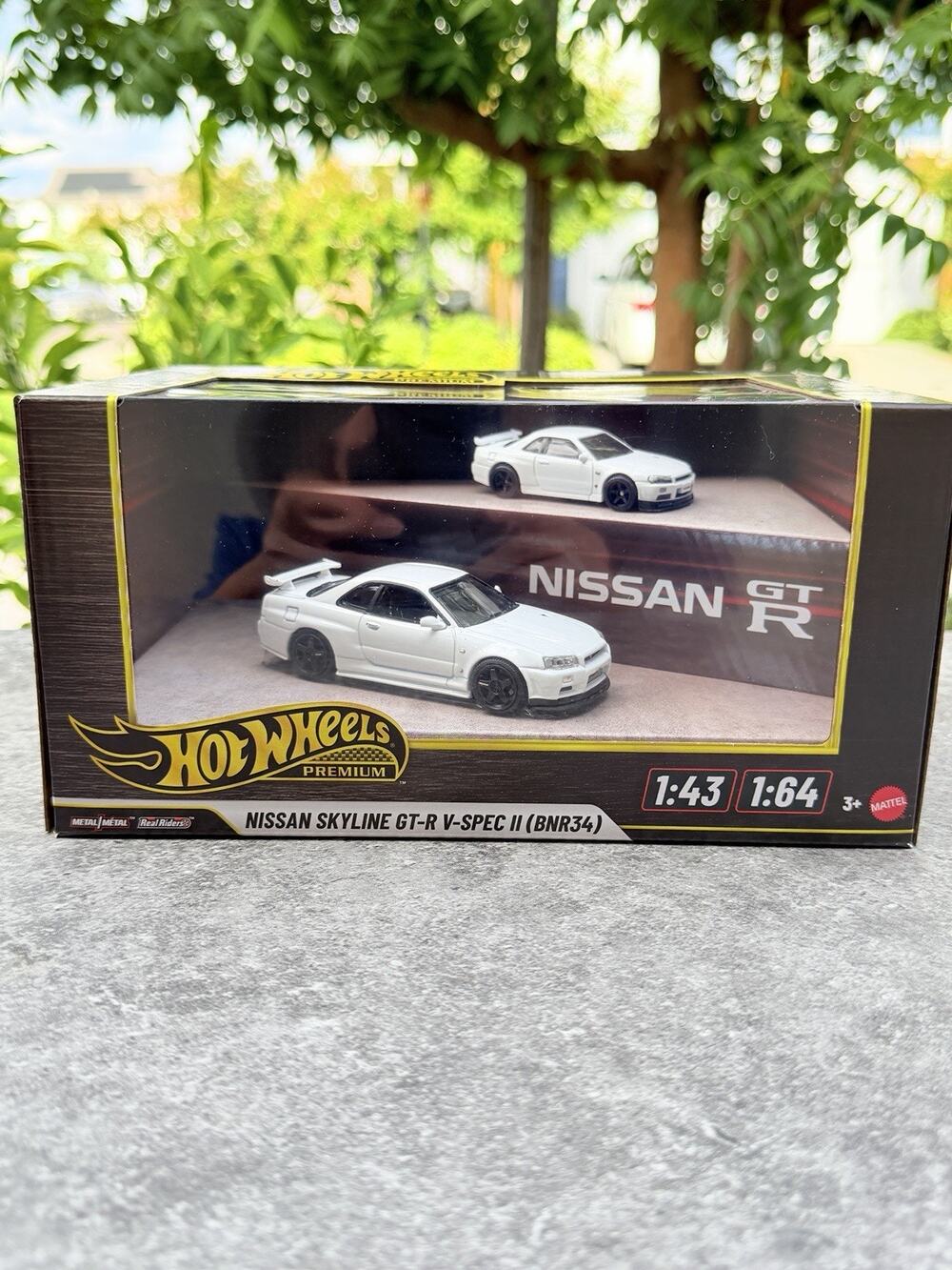 Hot Wheels Premium Nissan Skyline GT-R V-Spec II BNR34 White Diecast 1:43 1:64